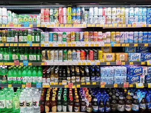 Холодильник, полный разноцветных бутылок газировки, пива и соджу. Круглосуточные магазины, такие как CU (на фото), популярные места для вечеринок и хорошее место, чтобы выпить по дешевке.