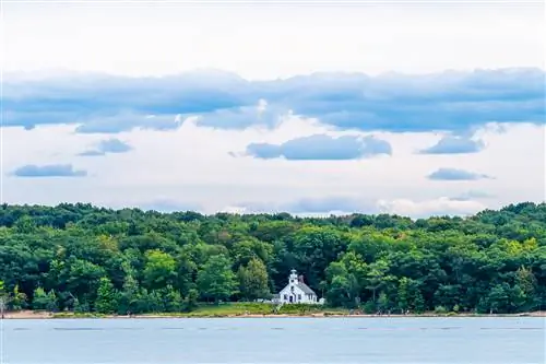 Маяк Mission Point на берегу озера в Мичигане.