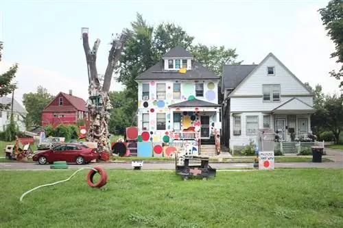 Внешний вид белого здания, украшенного большими разноцветными кругами и пятнами в рамках Гейдельбергского проекта в Детройте, штат Мичиган.