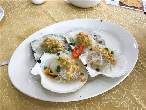 Морские гребешки на рынке морепродуктов Хуанша