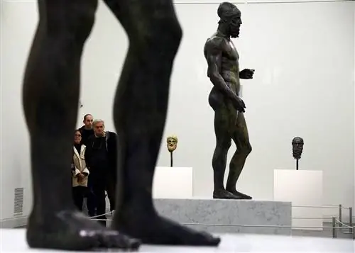 Фотография знаменитых изделий Riace Bronze в их музее.