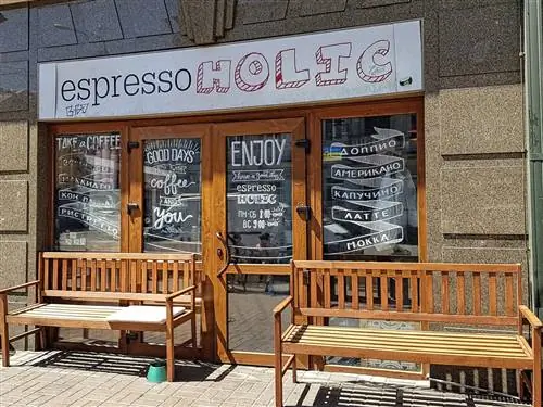 Веселый вход в кофейню Espressoholic на киевском Подоле
