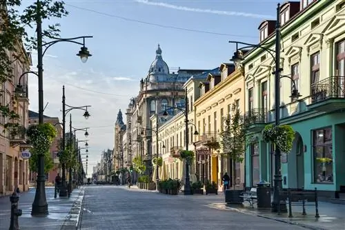 Вид на улицу Петрковскую в Лодзи, самую длинную улицу в Польше, с ее богато отреставрированными фасадами XIX века.