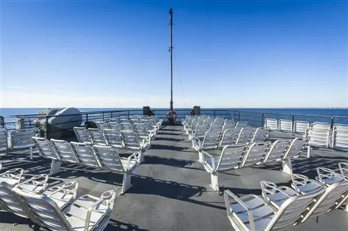 Открытая палуба парома на Кейп-Код в Массачусетсе.