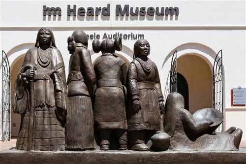 Статуи возле Музея местных культур и искусства Херд