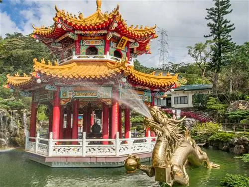 Красочная плавающая пагода и фонтан с золотым драконом, вода которого выходит изо рта, в Тайбэе, Тайвань, недалеко от станции храма Чжинань на гондольном подъемнике Маокун.