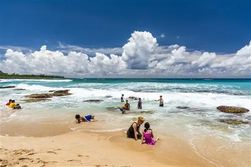 Туристы, играющие на красивом прибрежном рифе Байшаван и морских волнах в Национальном парке Кентинг в Пиндуне, Тайвань