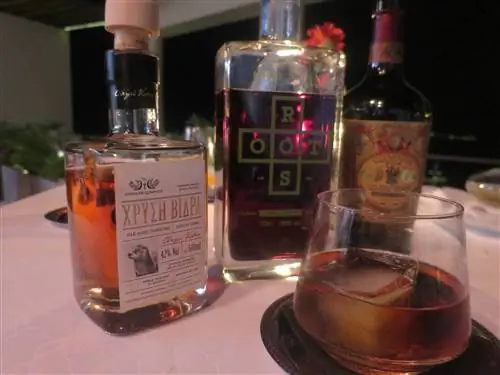 Греческий Old Fashioned производится из ципуро, выдержанного в дубовых бочках в течение двух лет.