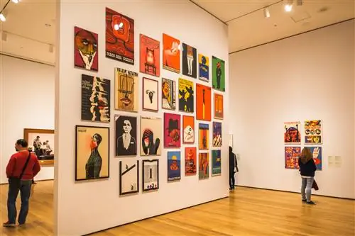 Посетители в галерее Музея современного искусства (MoMA)