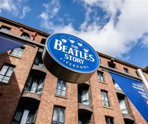 Распишитесь на выставке The Beatles Story в Альберт-Док в Ливерпуле.