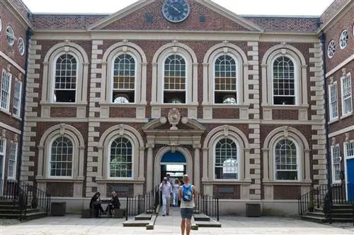 Фасад Центра искусств Bluecoat Chambers, Ливерпуль.