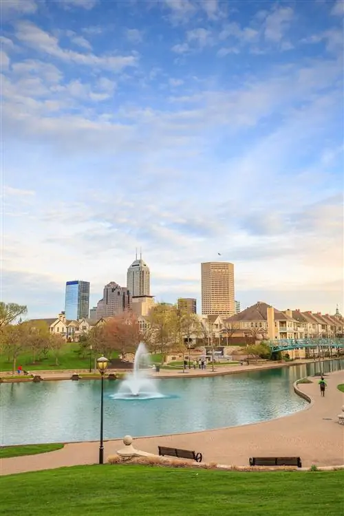 широкий вид на Центральный канал Индианы с небоскребами на заднем плане в солнечный день