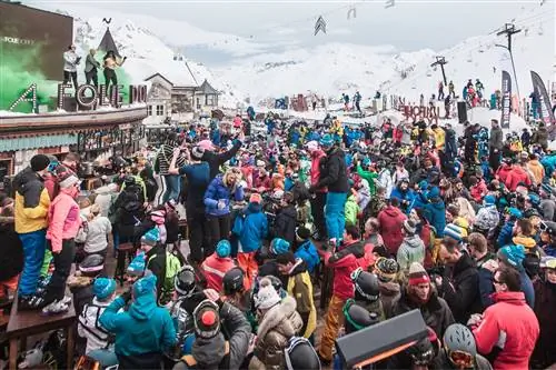 Гуляки танцуют на столах в La Folie Douce в Валь д'Изер.