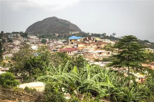 Вид на город Амедзофе с горой Геми вдалеке, регион Вольта, Гана, Западная Африка.