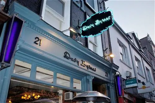 Попробуйте бутерброд с горгонзолой в баре, увековеченном Джойсом.