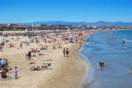 Загорающие на пляжах Эль-Кабаньял и Ла-Мальварроса в ясный солнечный день