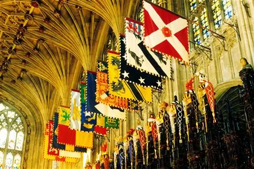 Знамена рыцарей-подвязок в часовне Святого Георгия
