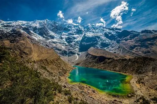 Голубая ледниковая лагуна на фоне скалистых снежных гор