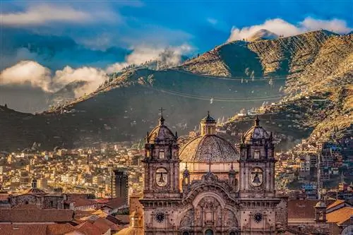 Вид с воздуха на Куско с колокольнями собора на переднем плане.