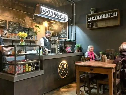 Получите удовольствие от кофеина в Co altown Coffee, чтобы начать свое кулинарное путешествие по Уэльсу