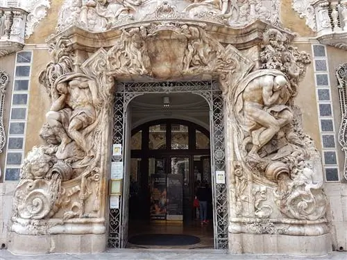 Богато украшенный вход в Museo Nacional de Cerámica