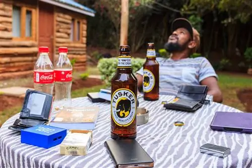Турист наслаждается местным пивом Tusker