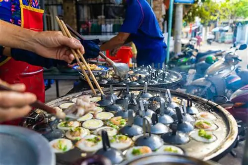 Пикантные вьетнамские мини-оладьи с креветками (Banh Khot) с травами, яйцами, креветками и рыбным соусом - вьетнамская кухня.