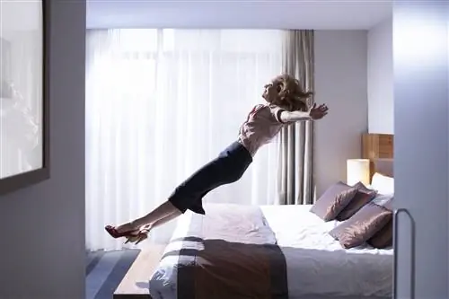 Новости путешествий - Женщина прыгает на кровать