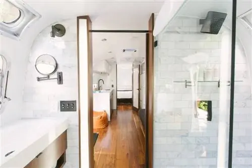 Интерьер Airstream на территории глэмпинга