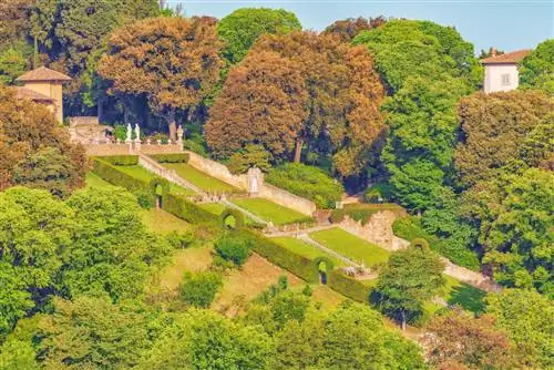 Красивый пейзажный вид на сады Бардини (Giardino Bardini) с точки площади Микеланджело.