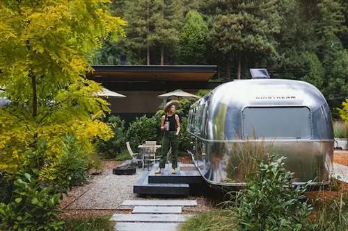 Разбивайте лагерь в пользовательских Airstreams в новых локациях в США рядом с национальными парками