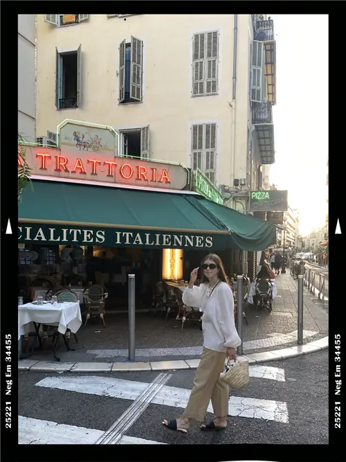 Síomha прогуливается возле La Trattoria.