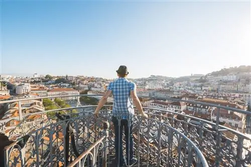 Турист, любуясь видом с Elevador de Santa Justa, Лиссабон
