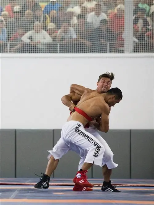 Борцы соревнуются на Всемирных играх кочевников 2016 года.