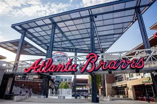 Вид спереди на логотип Atlanta Braves на стадионе SunTrust.