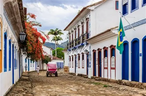 Карета едет по мощеной улице в Парати.