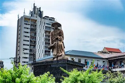 Статуя первого наследного короля Лагоса, короля Адо, на площади Тафава Балева, Лагос, Нигерия.