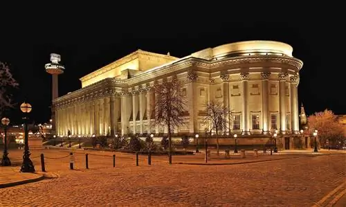 Зал Святого Георгия, Ливерпуль, освещенный ночью.