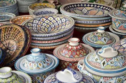 Крупный план декоративных керамических чаш для продажи на рынке