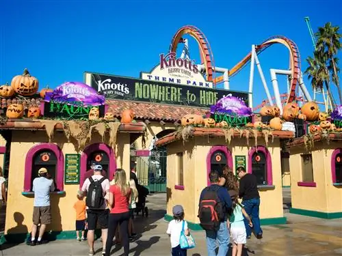 Альтернативы Диснея - ферма Knotts Berry Farm, украшенная к Хэллоуину тыквами, поглощающими входные ворота