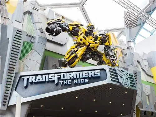 Альтернативы Диснея: динамичный аттракцион «3D-трансформеры» в Universal Studios, Сингапур. Персонаж Бамблби приседает над входом в аттракцион