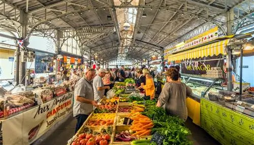 Покупатели на провансальском рынке Кур Массена