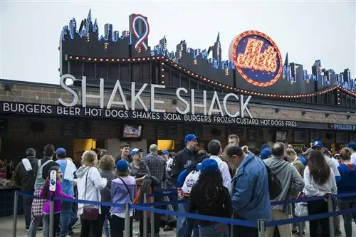 Вид на болельщиков в очереди на киоске с едой Shake Shack перед игрой New York Mets vs Washington Nationals на Citi Field, Flushing, Queens, Нью-Йорк, Нью-Йорк, США