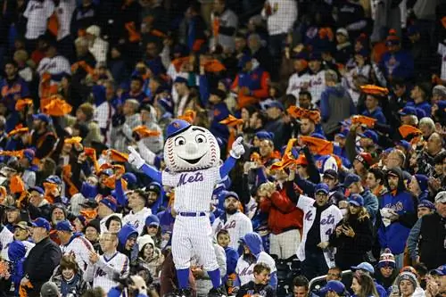 Мистер Мет показан против Сан-Диего Падрес во второй игре серии Wild Card на стадионе Citi Field 8 октября 2022 года в Нью-Йорке, штат Нью-Йорк, США.