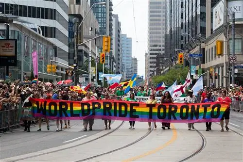 Демонстранты на ежегодном параде Pride Toronto