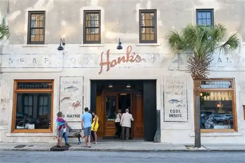 Внешний вид ресторана Hank's Seafood в Чарльстоне, Южная Каролина.
