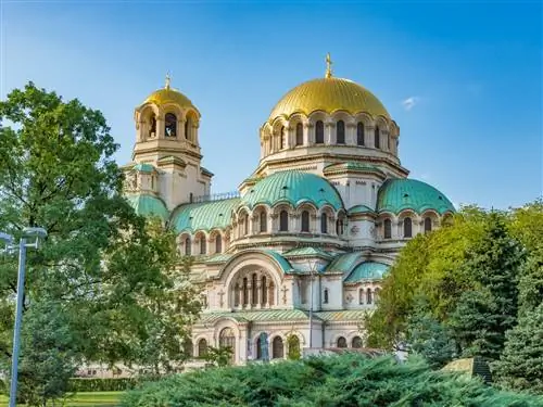 Два золотых купола над зеленой крышей этого собора в Софии, Болгария.