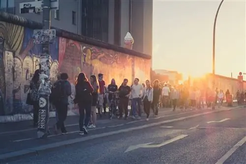 Молодежь восхищается галереей Ист-Сайд berlin-j.webp