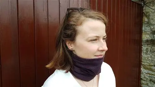 Luxe Bamboo Neck Tube от BAM, показанный фиолетовым цветом на женщине-модели.