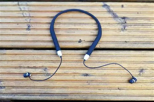 Кинетические наушники с шейным ободом от Kitsound с черной «лентой», которая опирается на шею сзади.
